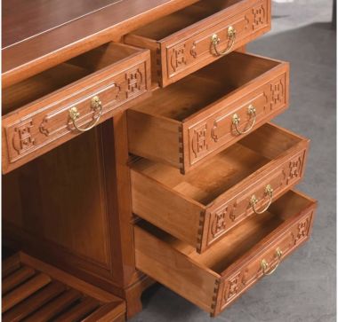 Bàn làm việc gỗ giả cổ sản phẩm cho lãnh đạo cao cấp BLG 002