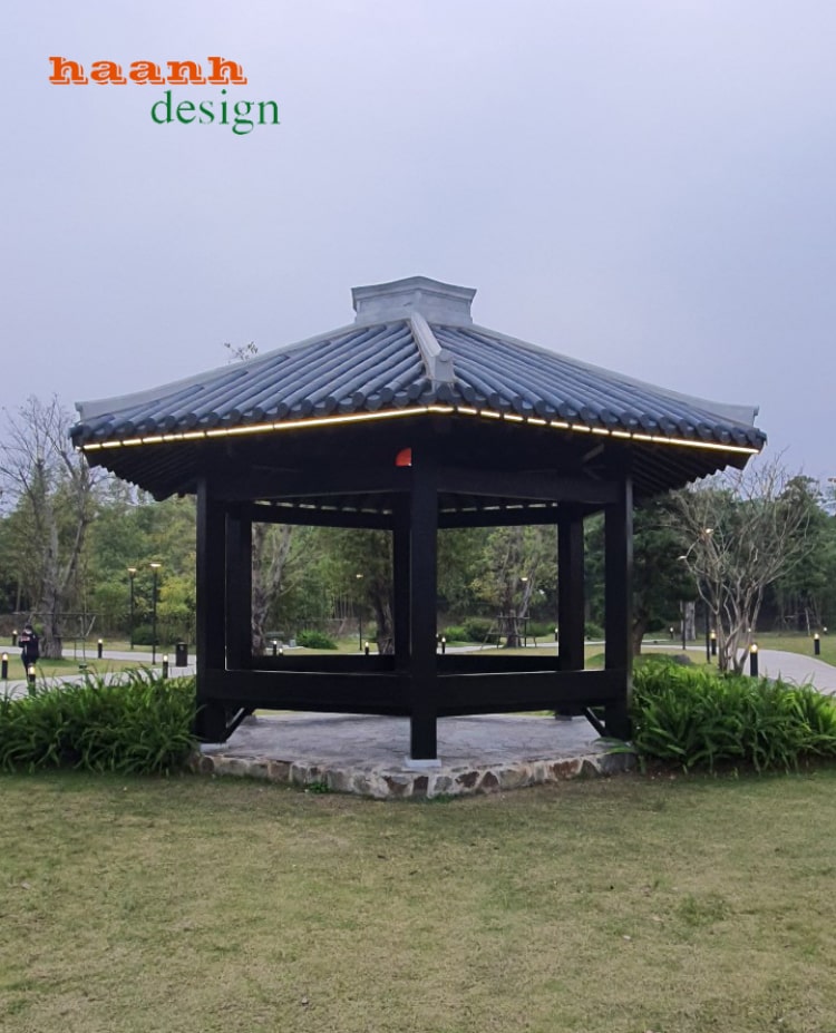Thiết kế nhà chòi gỗ lợp ngói ngoài trời với nhiều mẫu độc đáo Việc thiết kế một ngôi nhà chòi gỗ lợp ngói ngoài trời sân vườn có rất nhiều lựa chọn độc đáo, từ phong cách cổ điển đến hiện đại. Dưới đây là một số mẫu thiết kế nhà chòi gỗ lợp ngói ngoài trời mà bạn có thể tham khảo: 1. Phong cách Rustic: Thiết kế theo phong cách Rustic thường có kết cấu đơn giản, mang lại vẻ đẹp tự nhiên và chân thật. Những đường nét giản đơn kết hợp với những chi tiết thô mộc tạo nên vẻ đẹp độc đáo cho ngôi nhà chòi gỗ. 2. Phong cách Modern: Thiết kế theo phong cách Modern thường mang đến sự tinh tế và hiện đại. Với một số chi tiết kính và kim loại, cùng với kết cấu đơn giản, ngôi nhà chòi gỗ lợp ngói sẽ trở nên sang trọng và hiện đại. 3. Phong cách Scandinavian: Thiết kế theo phong cách Scandinavian thường có kết cấu đơn giản, tối giản hóa mọi chi tiết, mang đến sự thoải mái và ấm cúng. Những tông màu nhạt kết hợp với gỗ tạo nên vẻ đẹp nhẹ nhàng và thanh lịch. 4. Phong cách Coastal: Thiết kế theo phong cách Coastal thường có màu xanh và trắng tạo nên một không gian tươi sáng và thoải mái, với những tông màu gỗ tạo nên vẻ đẹp tự nhiên. 5. Phong cách Tây Ban Nha: Thiết kế theo phong cách Tây Ban Nha thường có kiểu dáng lạ mắt và độc đáo, mang đến một không gian ấn tượng với những chi tiết gạch men, kính và sắt. 6. Phong cách Oriental: Thiết kế theo phong cách Oriental thường có những chi tiết hoa văn, nghệ thuật và mang đến sự sang trọng và trang nhã. Với những tông màu gỗ tạo nên sự ấm cúng và đẹp mắt. Đây chỉ là một số trong số các phong cách thiết kế nhà chòi gỗ lợp ngói ngoài trời, bạn có thể tham khảo và chọn cho mình một phong cách phù hợp với sở thích và phong cách của gia đình